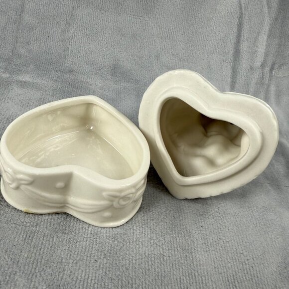 Bride Groom Boy Girl Couple Kissing Trinket Box White Heart Design Base - Picture 8 of 14